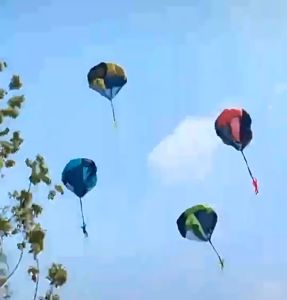 Kids Hand Throwing Parachute Toy Outdoor Funny Toys Game for Children Fly Parachute Sport Educational Games with Mini Soldier