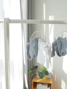 AT.MALL พวงหนีบผ้าสเตนเลสแท้ 20 ตัวหนีบ | กันสนิม ทนแดด | มีตะขอล็อคกันลม | สำหรับถุงเท้า/ชุดชั้นใน (ทรงกลม/เหลี่ยม)