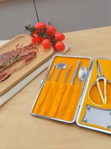 Bộ dụng cụ ăn hải sản sang trọng có hộp đựng