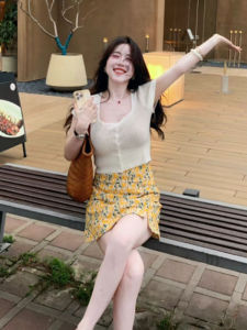 YUEZHONGWEI | เสื้อยืดแขนสั้นผ้าไหมน้ำแข็งสีขาว ทรงเข้ารูป เอวสั้น ทรงเข้ารูป สำหรับผู้หญิงในช่วงฤดูร้อน ทรงเข้ารูป สไตล์เกาหลี เสื้อผ้าทำงาน