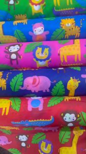 ผ้าเมตร ผ้าโพลีเยสเตอร์ ผ้าลายการ์ตูน ผ้าลายรวมสัตว์ ราคาถูก 45 นิ้ว หน้ากว้าง หน่วยการขายสำหรับเผยแพร่ผ้า