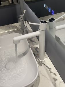 Full Copper Minimalist Bathroom Faucet for Washing Basin Cold And Hot Water Kitchen Sink Tap Single Handle Single Hole Design