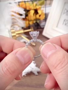 Huitan Newly-designed Wedding Rings for Women Silver Plated AAA Cubic Zirconia Fashion Ladys Finger Accessories 2022 Jewelry