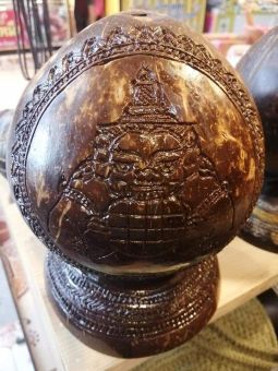 รูปจากผู้ขายบน Lazada: Single eye shell carved Rahu line with carved base ตั้งราคา ฿500 ขายแล้ว 241 ชิ้น
