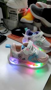 (FREE Shipping)เด็กตาข่ายระบายอากาศรองเท้าผ้าใบเรืองแสงผู้หญิงใหม่เด็ก LED สว่างรองเท้าลำลองระบายอากาศลื่นไถล