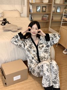 ชุดนอนผู้หญิงคอวีผ้ากำมะหยี่บางฤดูใบไม้ร่วง/ฤดูหนาว ชุดนอนสองชิ้น สไตล์จีนโบราณ สวมใส่สบาย ผ้าไหมน้ำแข็ง