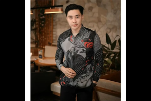 Kemeja Batik Pria Lengan Panjang Premium Modern Burgundy Ungu Hitam Terbaru Variasi Motif