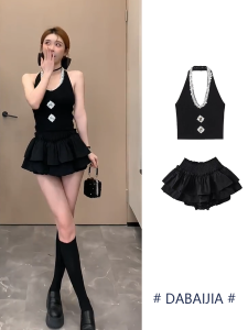 เสื้อกั๊กถักคอแขวนสีดำ กระโปรงสั้นจีบเอวสูง ชุดสองชิ้น ฤดูร้อน 2024 Pure Desire แฟชั่นสตรีท เสื้อผ้าทำงาน