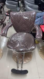 เก้าอี้สำหรับร้านเสริมสวย ทำผม ตัดผม  รุ่นยอดนิยมที่ร้านเสริมสวยนิยมใช้ สินค้าทางร้านประกอบใว้แล้ว มีพร้อมส่งทุกสี