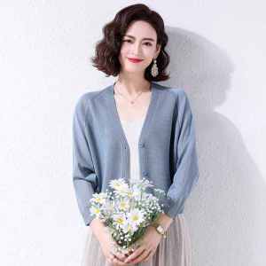 เสื้อคาร์ดิแกนถักไหมน้ำแข็งสั้น 2025 สำหรับผู้หญิง เสื้อคลุมกันแดดบางๆ ฤดูร้อน เสื้อคลุมแบบสวมหัว แขนยาว 7 นิ้ว คอวี ปกตัว