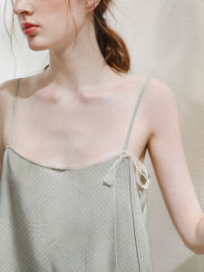 XEXZ | ชุดนอนผ้าไหมแท้ 100% ลายจุด สายเดี่ยว คอวี แขนกุด กระโปรงยาวปานกลาง ชุดนอนผ้าไหมลายจุด ชุดนอนฤดูร้อน