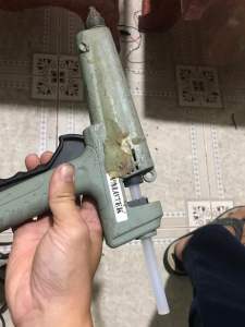 Súng bắn keo nến 10mm bị gãy cò bóp dùng tay đẩy keo tới nóng chảy bình thường điện 100-220v công suất 100w hiệu valotex k1000 giá 100k