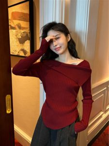 เสื้อสเวตเตอร์ถักไหล่เดียวสีแดงหรูหราสำหรับผู้หญิงในช่วงต้นฤดูใบไม้ร่วง เสื้อชั้นในทรงเข้ารูป เสื้อคลุมยาวปานกลาง สไตล์เกาหลี