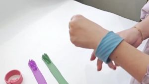 Multifunctional Snap Bracelet Comb: A Portable Hair Styling Tool