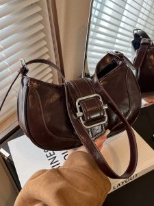 กระเป๋าสะพายข้างทรงขนมปังฝรั่งเศสแบบสะพายข้างสุดเก๋ สไตล์ย้อนยุค กระเป๋าสะพายข้างสุดเก๋สำหรับผู้หญิง กระเป๋าสะพายข้างแบบลำลอง ทรงสี่เหลี่ยม