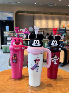 ถ้วยดื่มน้ำกันความร้อนทรงกลมขนาดใหญ่ 850 มล. ดีไซน์สตรอเบอร์รี่น่ารักสำหรับผู้หญิงพร้อมฝาปิดและสูบ