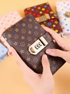 ร้านอยู่กทม.สมุดออมเงินรหัสล็อค A6 แฟ้มเก็บตัง50หน้าซ้อนได้100ใบ ซองออมเงิน ปกหนังPU ที่เก็บธนบัตรและบิล