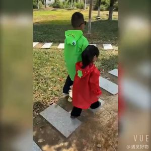 Prakan EOSM เสื้อกันฝนลายการ์ตูน เสื้อกันฝนเด็ก2-9ขวบ 80-130cm เสื้อกันฝนเด็กเล็ก ชุดกันฝนเด็ก 2ปี 3ปี 7ปี ชุดกันฝนแบบชุดของเด็ก