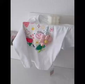 Áo Đôi Mẹ Và Bé Hoạ Tiết Bông Hoa Tặng Hoa Nổi