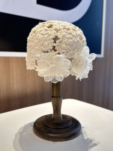 หมวกถักมือโพลีเอสเตอร์ผ้าฝ้ายลายดอกไม้หรูหราสําหรับผู้หญิงที่มีปีกกลวงออกชายคาสั้นฤดูใบไม้ผลิฤดูร้อนอุปกรณ์เสริมอเนกประสงค์