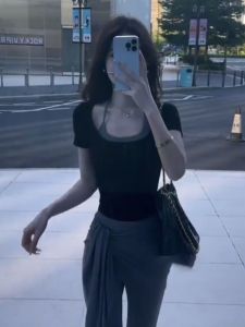 เสื้อยืดแขนสั้นทรงเข้ารูปสไตล์เกาหลีสำหรับผู้หญิงในช่วงฤดูร้อน เสื้อตัวบนคอวี ดีไซน์เก๋ไก๋ กระชับสัดส่วน ลดอายุ