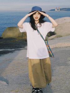 เสื้อยืดแขนสั้นผ้าฝ้ายแท้สำหรับผู้หญิงในช่วงฤดูร้อนปี 2025 เสื้อแขนสั้นทรงตรงสีพื้นสไตล์เกาหลีสำหรับใส่ไปทำงาน