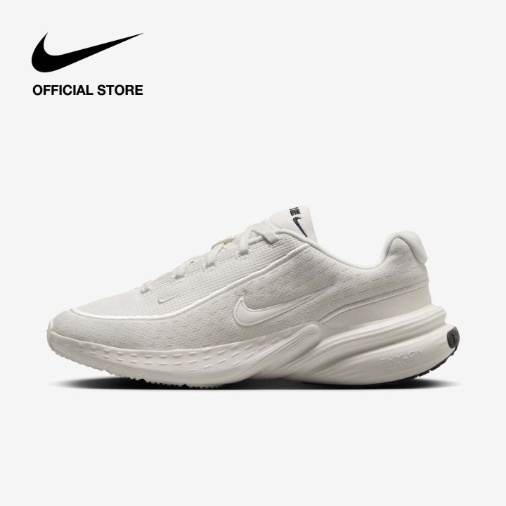 nike women's minimalist shoes