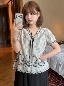 Áo Thun Tay Ngắn V-Neck Thêu Sọc Dễ Thương Che Khuyết Điểm