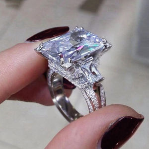 Huitan Luxury Crystal Cubic Zirconia Rings Fashion Square Shaped Finger Ring for Women Wedding Party Silver Color Band Jewelry