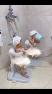 อุปกรณ์ช่วยยืนอาบน้ำเด็ก ที่ยืนอาบน้ำเด็ก ทำให้การอาบน้ำเป็นกิจกรรมที่ปลอดภัย ช่วยให้พ่อแม่มีมือที่เป็นอิสระ ที่ยืนอาบน้ําเด็ก