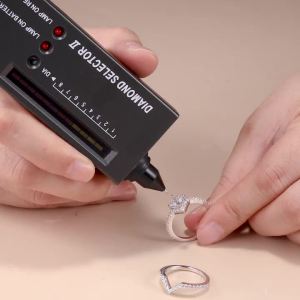 Pretty Beauty 925 Sterling Silver 1CT Princess Cut Moissanite Engagement Ring with V-Shaped Ring Enhancer for Women Fine Jewelry