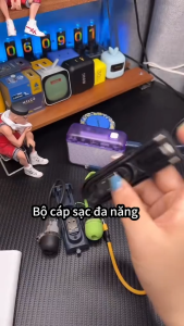 Bộ chuyển đổi cáp sạc đa năng có thiết kế nắp đậy bảo vệ.