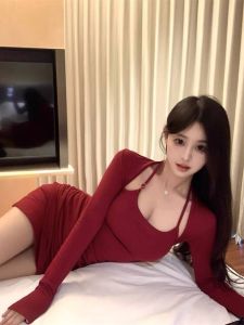 ชุดเดรสสีแดงเซ็กซี่ Pure Desire สำหรับวันคริสต์มาส ฤดูใบไม้ผลิและฤดูใบไม้ร่วง ชุดเดรสสั้นกระชับสัดส่วนสำหรับฤดูใบไม้ร่วงและฤดูใบไม้ผลิ 2024 ใหม่ กระโปรงสั้นสีแดงพร้อมเสื้อคลุมแบบมีฮู้ด