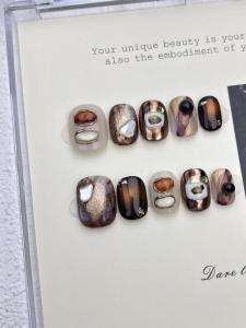 เล็บปลอมแฮนด์เมดสไตล์วินเทจ สีคาราเมลออริจินัล สีขาว เฉดสีเสริมความโดดเด่น สีเหลืองทองสดใส สี สำหรับฤดูหนาว ฤดูใบไม้ร่วง สีอำพัน ผลิตด้วยมืออย่างประณีต