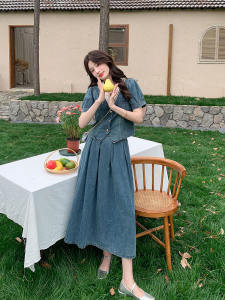 ชุดเดรสยีนส์สองชิ้นสไตล์ฮ่องกงสำหรับผู้หญิง ฤดูร้อน 2024 ชุดแฟชั่นสุดเก๋ แขนสั้น เอวสูง คอวี กระดุม สไตล์ฮ่องกง