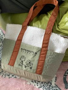 กระเป๋าสะพายไหล่ผ้ากำมะหยี่ Snoopy ทรงโตเกียวความจุขนาดใหญ่ ผ้ากำมะหยี่ปักลายการ์ตูน กระเป๋าสะพายไหล่แบบลำลองสำหรับผู้หญิงและผู้ชาย