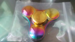 Đồ Chơi Xoay Tay Kim Loại Hình UFO Nhiều Màu Cầu Vồng Giúp Tập Trung Và Chơi Trên Bàn Quà Tặng Cho Trẻ Em Và Người Lớn