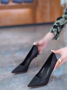 รองเท้าส้นสูงหัวแหลมสไตล์วินเทจฝรั่งเศสสำหรับผู้หญิง ฤดูใบไม้ผลิ 2025 รองเท้าส้นเดี่ยวลายสก็อตแบบอเนกประสงค์ รองเท้าส้นเดี่ยวสุดเก๋