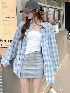 เสื้อเชิ้ตแขนยาวลายสก็อตสีน้ำเงินสไตล์ฮ่องกงย้อนยุคสำหรับผู้หญิง ทรงหลวม ใส่ได้หลากหลาย ป้องกันแสงแดด แฟชั่นฤดูร้อน