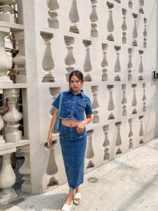 ชุดเซทยีนส์ เสื้อครอป+กระโปรงยาว เอวสูง ผ่าหลัง เสื้อคอปก แขนสั้นกระดุมหน้า แต่งกระเป๋า ใส่ได้ลุคยีนส์สุดหรู