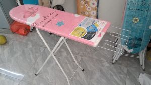 Bàn để ủi quần áo/Cầu là kệ là quần áo kiểu đứng chân gấp gọn/Mầu ngẫu nhiên