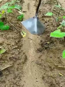 Ditching Hoe - หัวจอบสามเหลี่ยม ไถพรวนดินให้คลายดิน ถางที่รกร้าง จอบทำร่อง จอบมุมคมทั้งหมดเหล็กดับ สำหรับจอบหน้าสามเหลี่ยม พรวนดิน สามเหลี่ยมจอบอุปกรณ์เกษตร