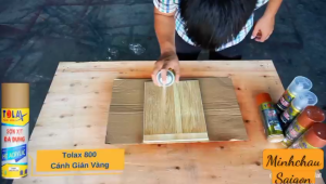 Sơn xịt màu gỗ cánh gián chai 400ml giữ được vân gỗ tự nhiên màu bóng đẹp