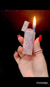 HỘP QUẸT BẬT LỬA GA ĐÁ DUPONT DÀI VÂN MÂY KHẮC DẬP NỔI THIẾT KẾ KIM LOẠI