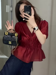 เสื้อเชิ้ตคอวีแขนสั้นทรงหลวมสไตล์ฝรั่งเศสย้อนยุคสำหรับผู้หญิงในช่วงฤดูร้อน ทรงหลวมสบายๆ ดีไซน์ใหม่ปี 2024