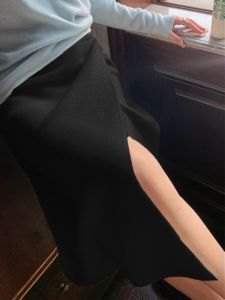 กระโปรงยาวทรงตรงถักผ้าขนสัตว์สีดำเอวสูงสำหรับผู้หญิงในฤดูใบไม้ร่วงและฤดูหนาว กระโปรงยาวคลุมสะโพก กระโปรงสั้นถักผ้าขนสัตว์