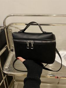 กระเป๋าสะพายข้างทรงสี่เหลี่ยมเล็กแบบหนัง PU แฟชั่น 2024 กระเป๋าสะพายข้างแบบสะพายข้างด้านข้างแบบซิปสองช่อง กระเป๋าสะพายข้างแบบมีสายรัดแบบลำลอง