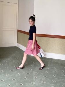 Áo Thun Tay Ngắn Form Ôm Cổ V Mùa Hè