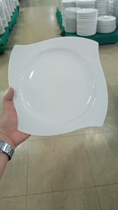 จานเซรามิก 8.5 นิ้ว จานเปล รูปทรงสี่เหลี่ยม จานกระเบื้องราคาถูก ทำจากเซรามิกเนื้อดี เข้าไมโครเวฟได้