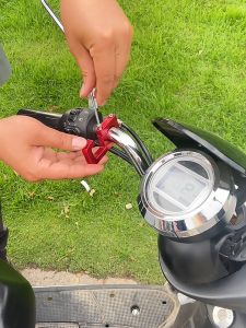 ตะขอแขวนมอเตอร์ไซค์ รถมอเตอร์ไซค์ตะขอเกี่ยวหมวกกันน็อค ยึดแฮนด์ 22 มม ทำงานอลูมิเนียมอัลลอยด์ แข็งแรง ทนทาน สีสวย แบบใหม่ 22 มม รองรับผู้ใช้ 2 นั้น